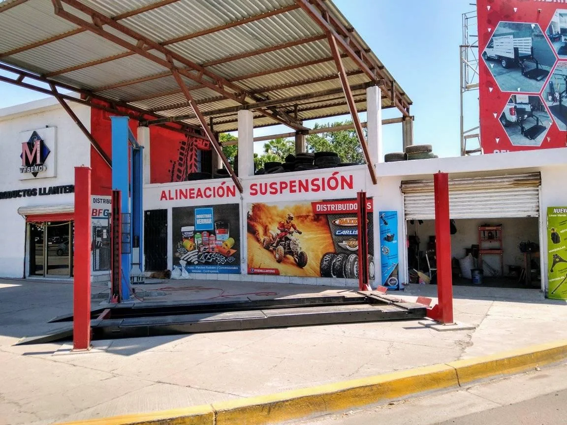 Área de alineación y balanceo del taller Montoya en Los Mochis